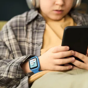 myFirst Fone M1 smartklokke med GPS-sporing for barn på et barns håndledd, med blå reim og aktiv skjerm