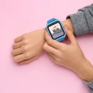 myFirst Fone M1 smartklokke for barn i blått på et håndledd, med berøringsskjerm og avrundet urkasse