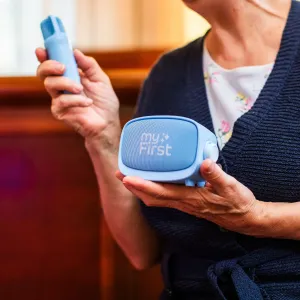 myFirst Voice 2 stemmeoptager til børn med berøringsskærm, vist i lyseblå med matchende håndholdt mikrofon