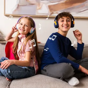 myFirst CareBuds Max bērnu ausis aptverošās austiņas, redzamas uz diviem smaidošiem bērniem ar krāsainiem ausu kausiņiem