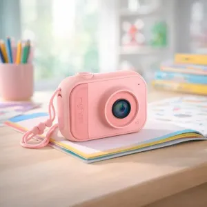 myFirst Camera 10 rosa barnkamera med handledsrem, visad på en anteckningsbok i en skrivbordsmiljö