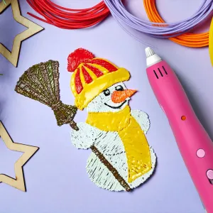 myFirst 3D Pen i rosa ved siden av en fargerik 3D-tegnet snømann, med filamentspoler på en lys lilla bakgrunn