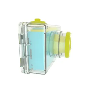 Appareil photo pour enfants myFirst Camera 2 turquoise avec coque transparente et grand objectif sur fond blanc