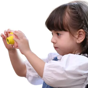 Appareil photo pour enfants myFirst Camera 2 en rose et jaune, tenu par un enfant sur fond blanc