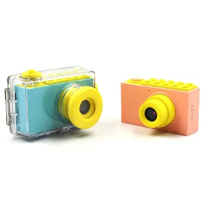 Appareil photo pour enfants myFirst Camera 2 présenté en rose et bleu avec un étui de protection, un grand objectif et une conception compacte