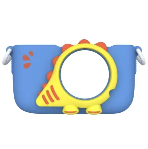 Appareil photo pour enfants myFirst Camera 3 bleu avec motif dinosaure, objectif avant et poignées latérales en boucle sur fond blanc