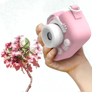 myFirst Camera 3 rose, appareil photo numérique adapté aux enfants avec dragonne, présenté tenu en main