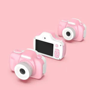 Appareil photo numérique pour enfants myFirst Camera 3 rose, vu de face et de dos sur un fond de studio rose
