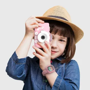Appareil photo pour enfants myFirst Camera 3 rose tenu par un enfant, avec un design compact et un grand objectif avant