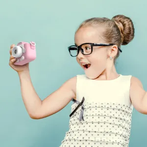 Appareil photo numérique myFirst Camera 3 rose adapté aux enfants, tenu par une fille, avec un design compact et des touches blanches