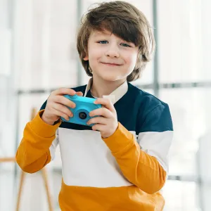 myFirst Camera 10 barnkamera i blått, som hålls av ett barn, med kompakt design och främre lins