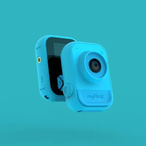 myFirst Camera 10 blå kompakt barnkamera visad framifrån och bakifrån med objektiv och skärm