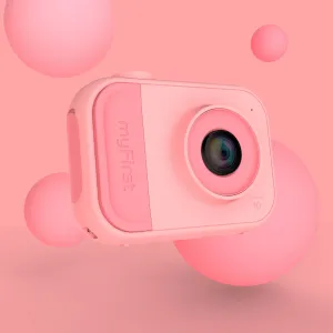 myFirst Camera 10 rosa barnkamera med stort objektiv och kompakt rektangulärt kamerahus mot en rosa bakgrund