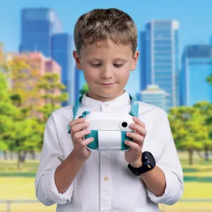Appareil photo à impression instantanée pour enfants myFirst Camera Insta Wi en bleu sarcelle, tenu par un enfant avec un tour de cou