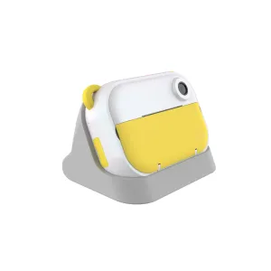 Appareil photo pour enfants myFirst jaune avec boîtier et objectif blancs, présenté sur un support gris