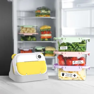 appareil photo à impression thermique myFirst Camera Insta Wi jaune pour enfants, à côté de boîtes de conservation alimentaire étiquetées