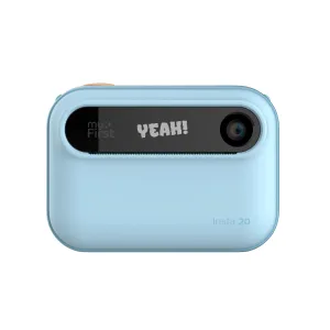 Appareil photo à impression instantanée myFirst Insta 20 bleu pour enfants, vu de face avec objectif et panneau d’affichage