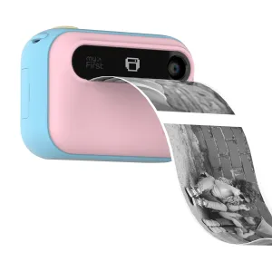Appareil photo instantané pour enfants myFirst Insta 20 en bleu pastel et rose, avec une photo imprimée qui sort de la fente avant