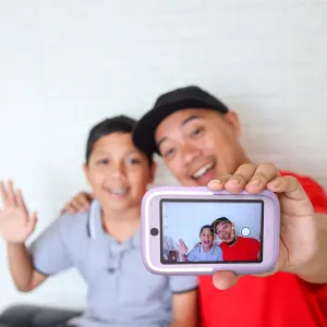 myFirst Camera 50 lila barnkamera med bakre skärm, hålls upp för en selfie där barn och vuxen syns