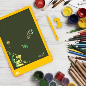 myFirst Sketch 3 gul tegnetavle for barn med pekepenn, vist med tegnesaker på en hvit flate
