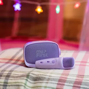 myFirst Voice 2 bærbar karaokehøjttaler med mikrofon i lilla, vist med en matchende håndholdt mikrofon