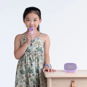 myFirst Voice 2 lilla karaokehøjttaler med mikrofon, vist med et barn i sangpositur