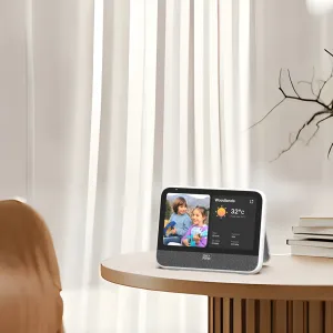 myFirst Frame Clario digital fotoram som visar ett familjefoto och väderuppdateringar på en bordsdisplay