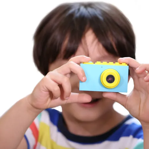 Sinine myFirst kids camera 2 lapse käes, kompaktse disaini ja kollaste objektiividetailidega