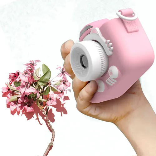 myFirst Camera 3 rose, appareil photo numérique adapté aux enfants avec dragonne, présenté tenu en main